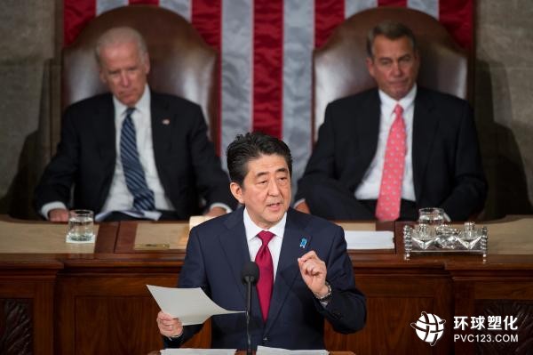 資料圖：4月29日，日本首相安倍晉三（中）在美國首都華盛頓美國國會發(fā)表演講。